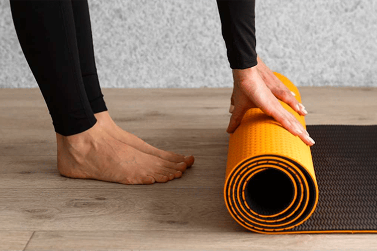 Yoga- rolle deine Matte aus!